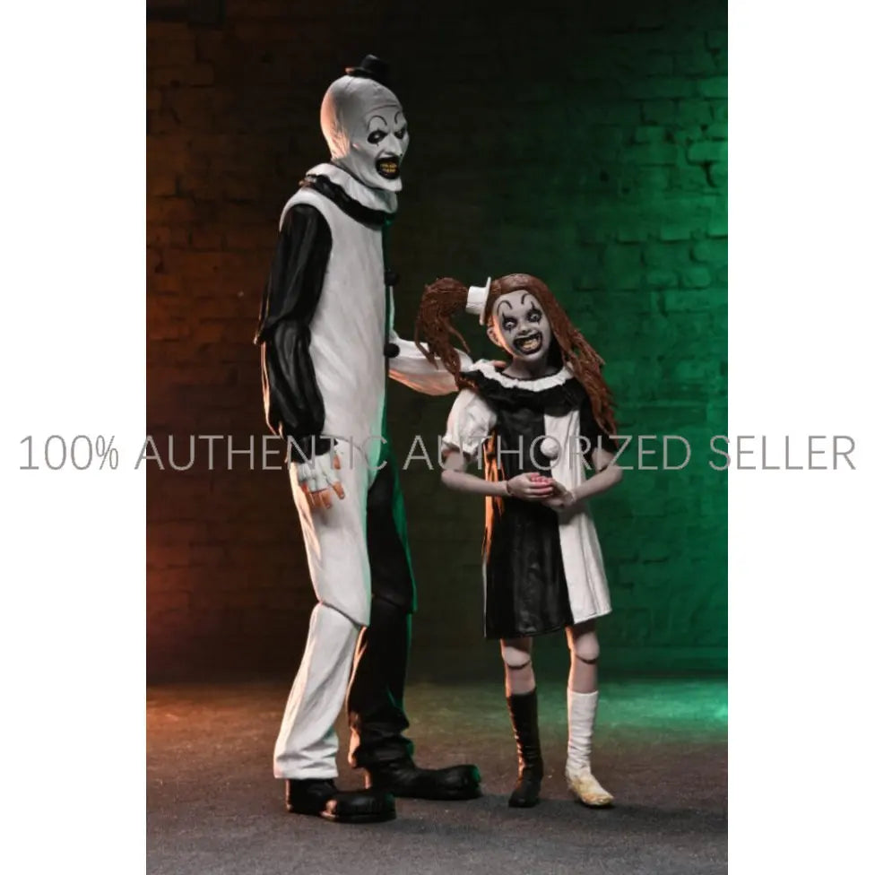 100 % originales, figuras de acción a escala de 7 pulgadas de la colección Terrifier 2 de NECA Toys: The Ultimate Art, con los personajes The Clown y The Little Pale Girl. Paquete de 2 figuras.