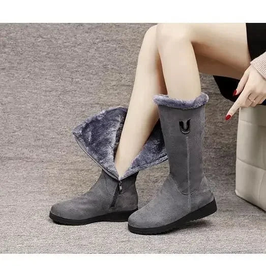 Nuevas botas de invierno 2025 para mujer con entresuela de felpa, botas de nieve modernas, gruesas y cálidas, fondo plano, botas de algodón con cremallera lateral