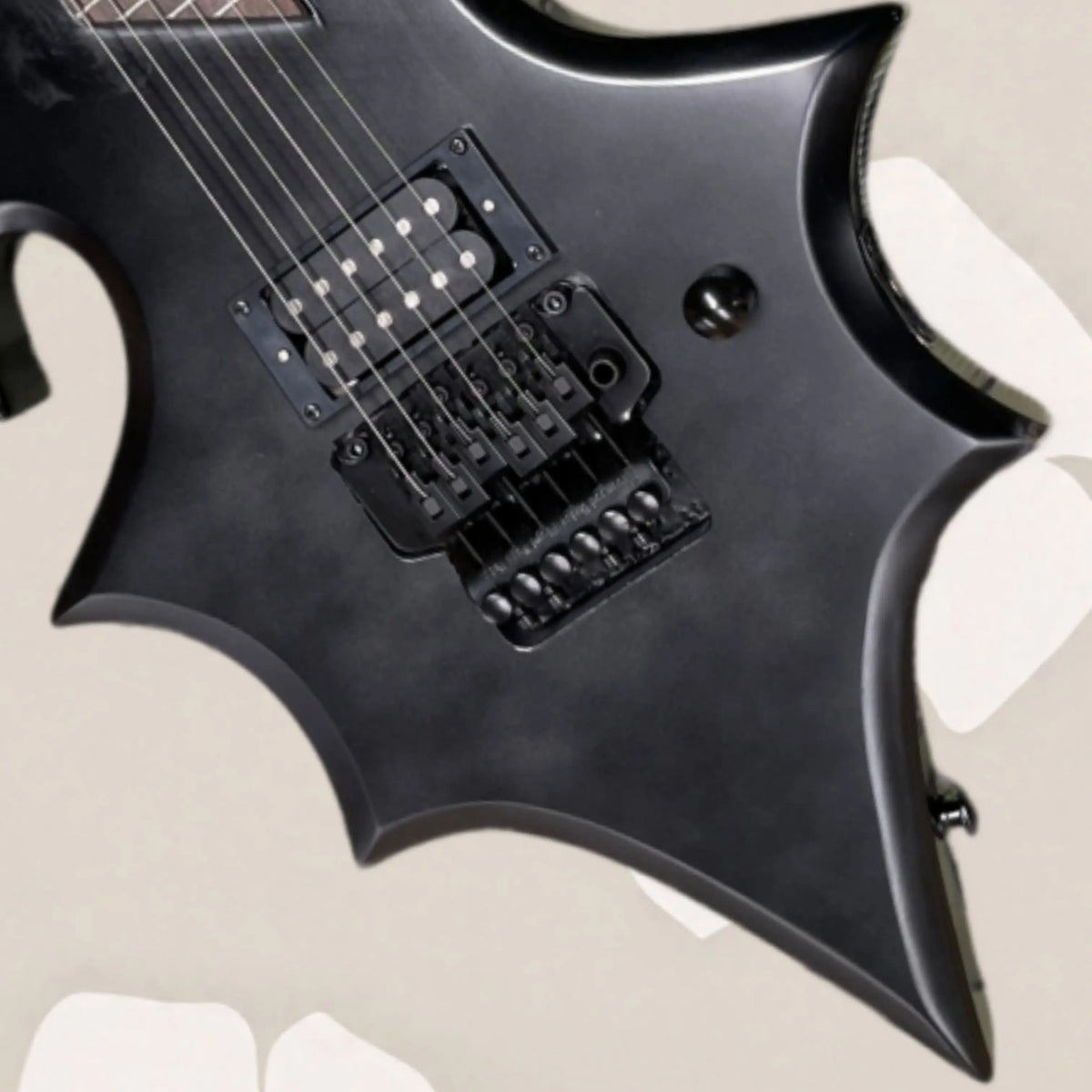 Guitarra eléctrica de color negro mate, 27 trastes, diseño angular con contornos artísticos, instrumento para tocar en un estilo de guitarra de gran impacto y para coleccionar.