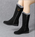 Nuevas botas de invierno 2025 para mujer con entresuela de felpa, botas de nieve modernas, gruesas y cálidas, fondo plano, botas de algodón con cremallera lateral