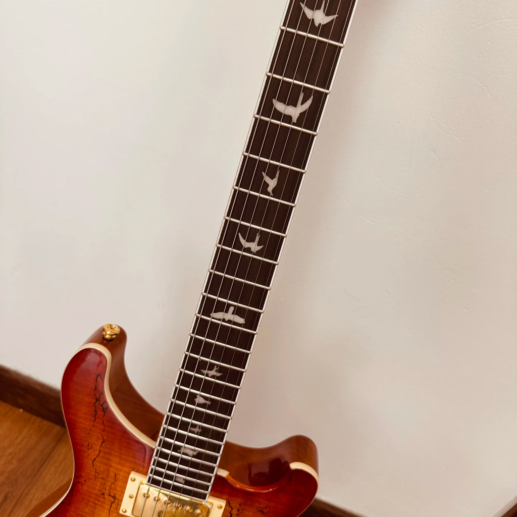 Guitarra eléctrica de media cavidad con diseño de orificio en forma de F. La madera se seca y se somete a un tratamiento especial. Chapa de arce. Envío gratuito.