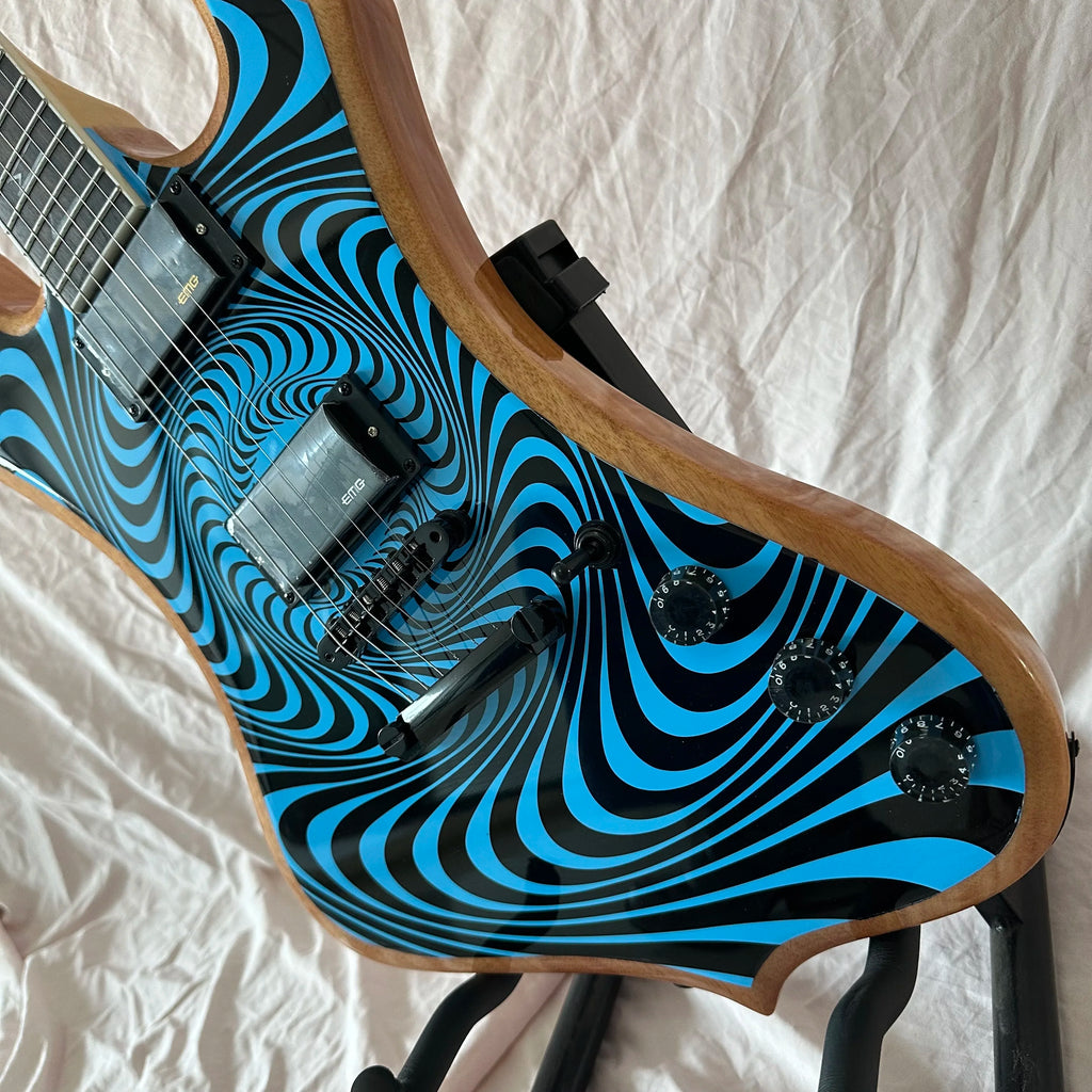 Guitarra eléctrica estilo Warlock, con diseño de remolino azul y negro, borde natural, 6 cuerdas, cuerpo sólido, guitarra de metal pesado.