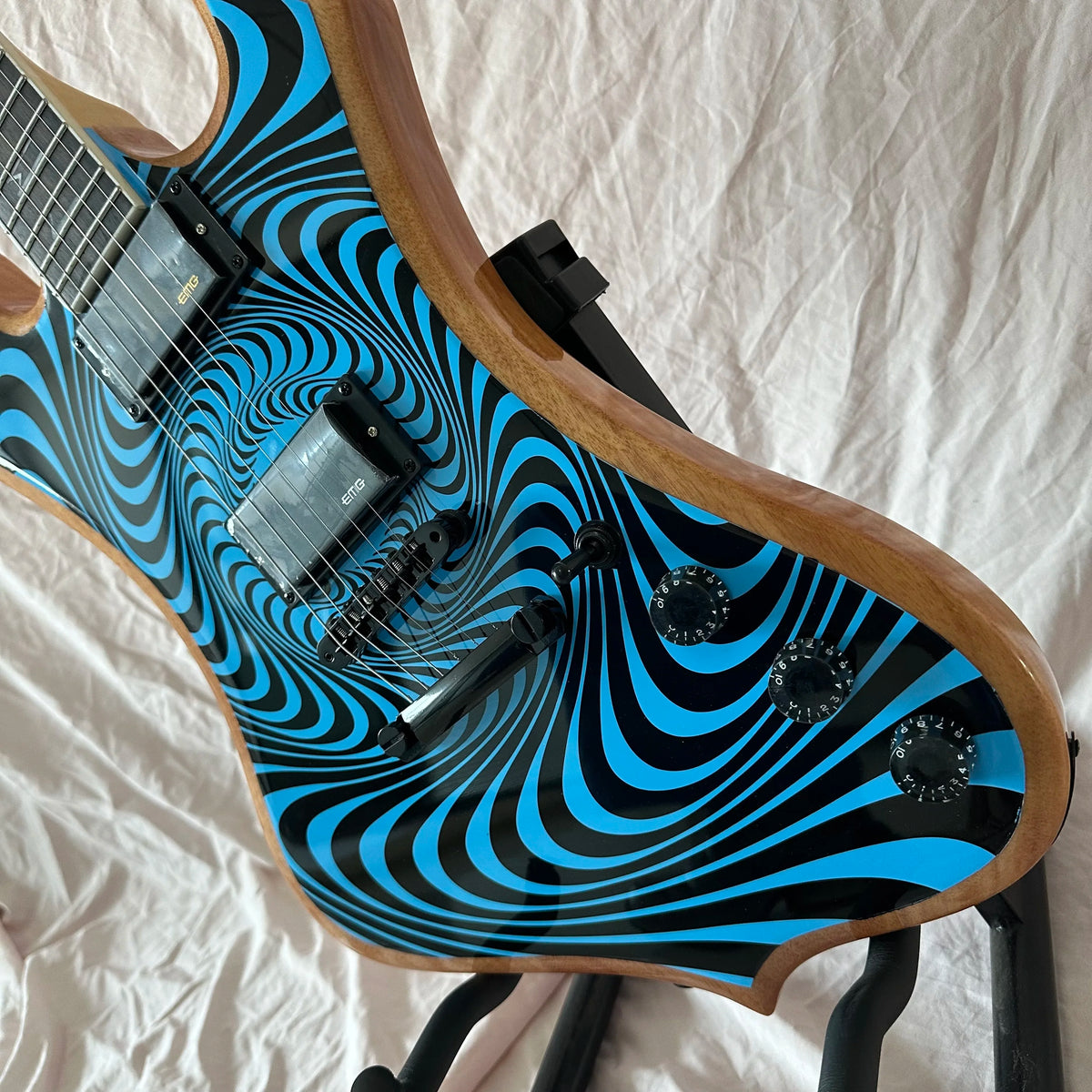 Guitarra eléctrica estilo Warlock, con diseño de remolino azul y negro, borde natural, 6 cuerdas, cuerpo sólido, guitarra de metal pesado.