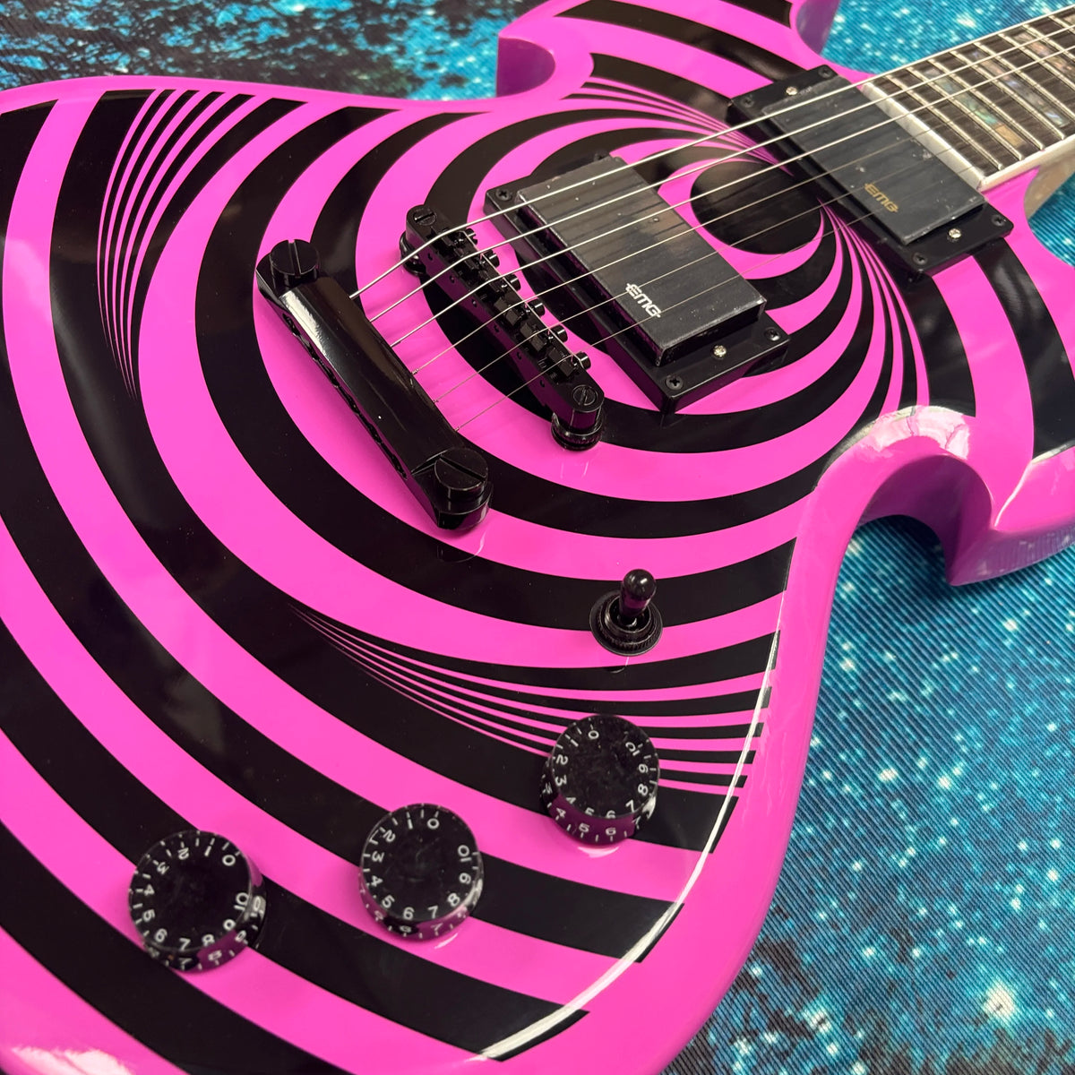 Guitarra eléctrica morada, diapasón de palisandro con incrustaciones de abulón y nácar, 22 trastes, pastillas de doble bobina.