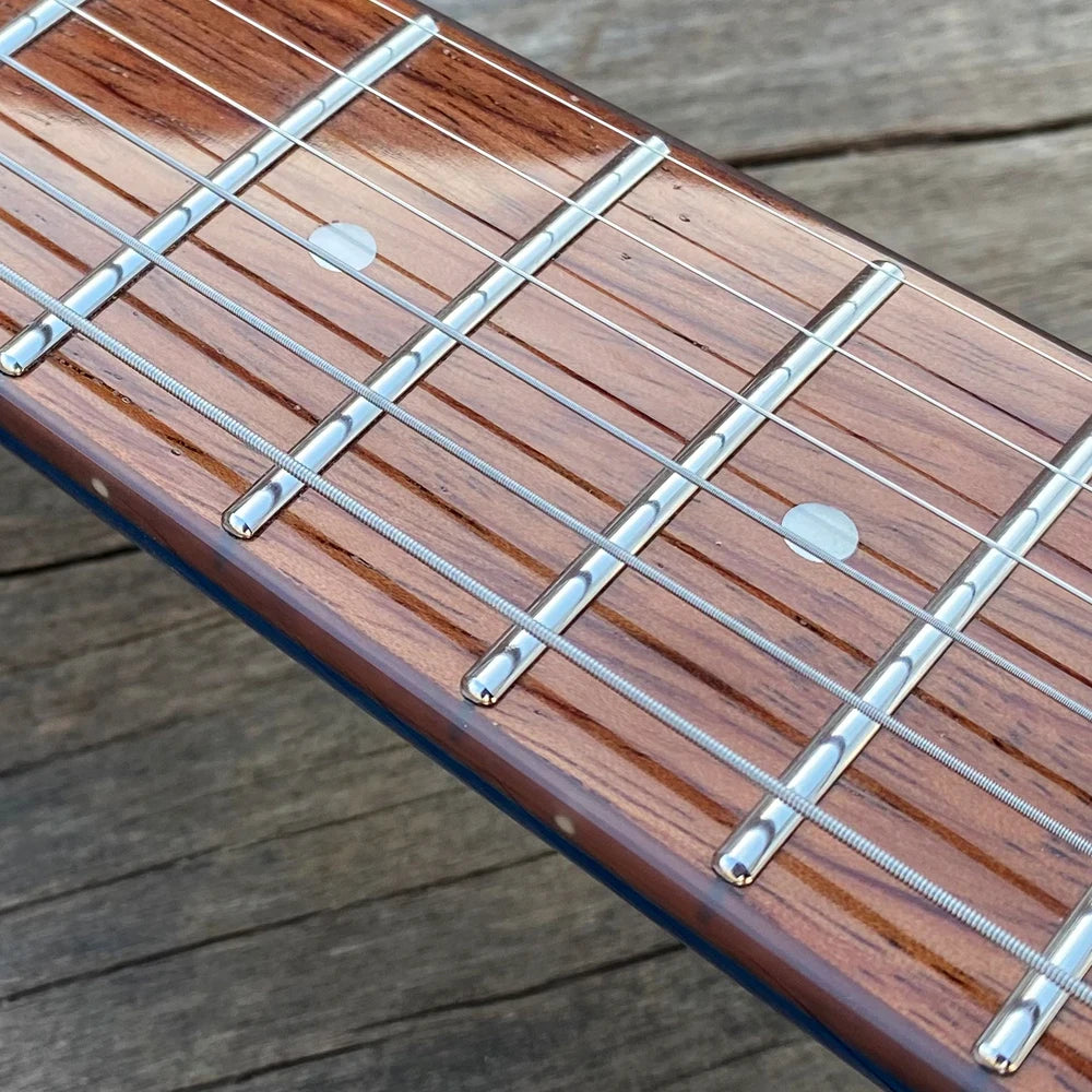 Guitarra Azul 325 con Puente Tremolo, Cuerpo Semi-Hueco con Orificios en Forma de F, Trastes de Acero Inoxidable, 3 Mini Humbuckers, Longitud de Escala de 20.75 Pulgadas, Nueva 2026