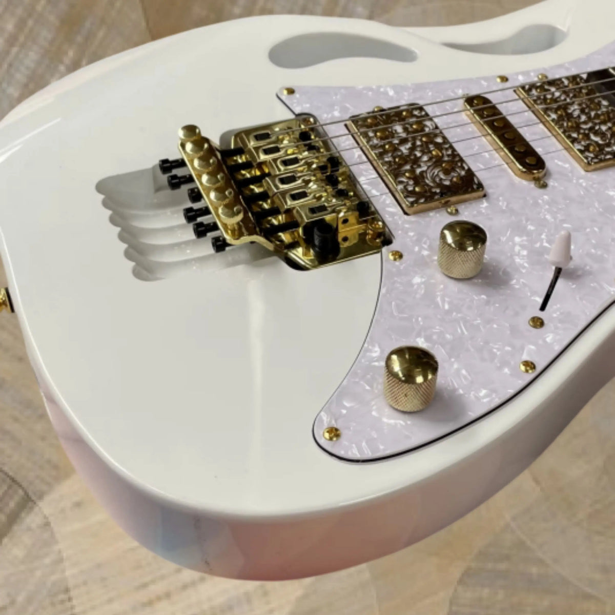 Guitarra eléctrica blanca, guitarras con incrustaciones exquisitas de motivos florales y de vides en la diapasón, accesorios dorados de lujo para guitarras de escenario.
