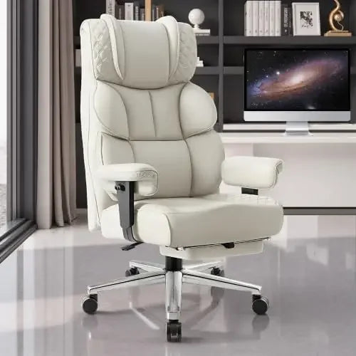 Silla de oficina blanca con respaldo alto acolchado, reposapiés y base con ruedas