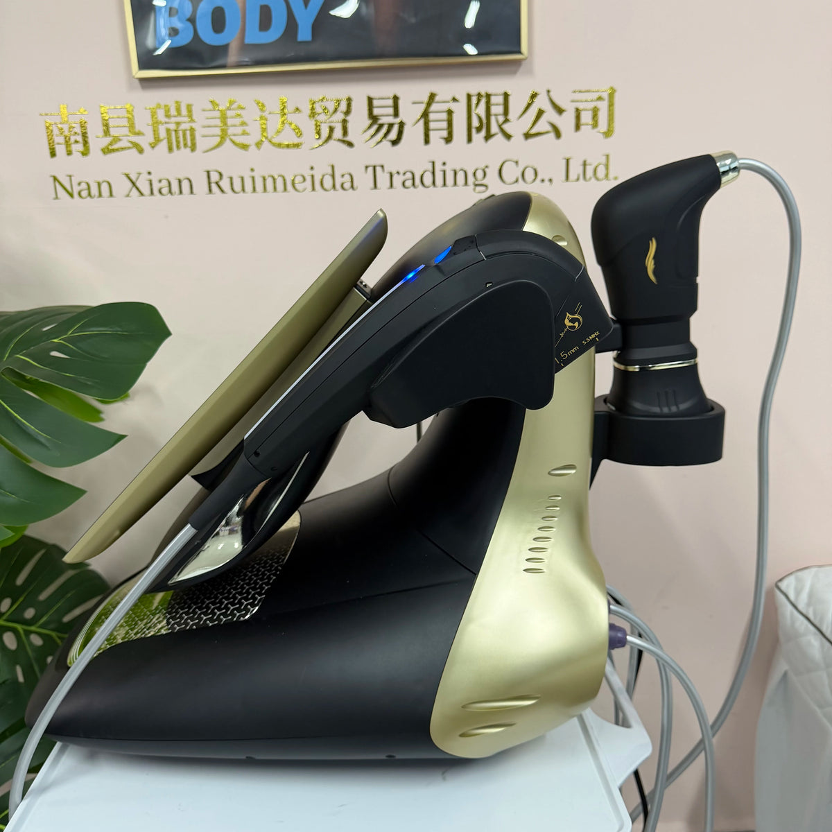 La nueva máquina 360MAX 25D HiFU, con tecnología 3 en 1, para el adelgazamiento facial no invasivo, el tratamiento antiedad y el reafirmamiento corporal.
