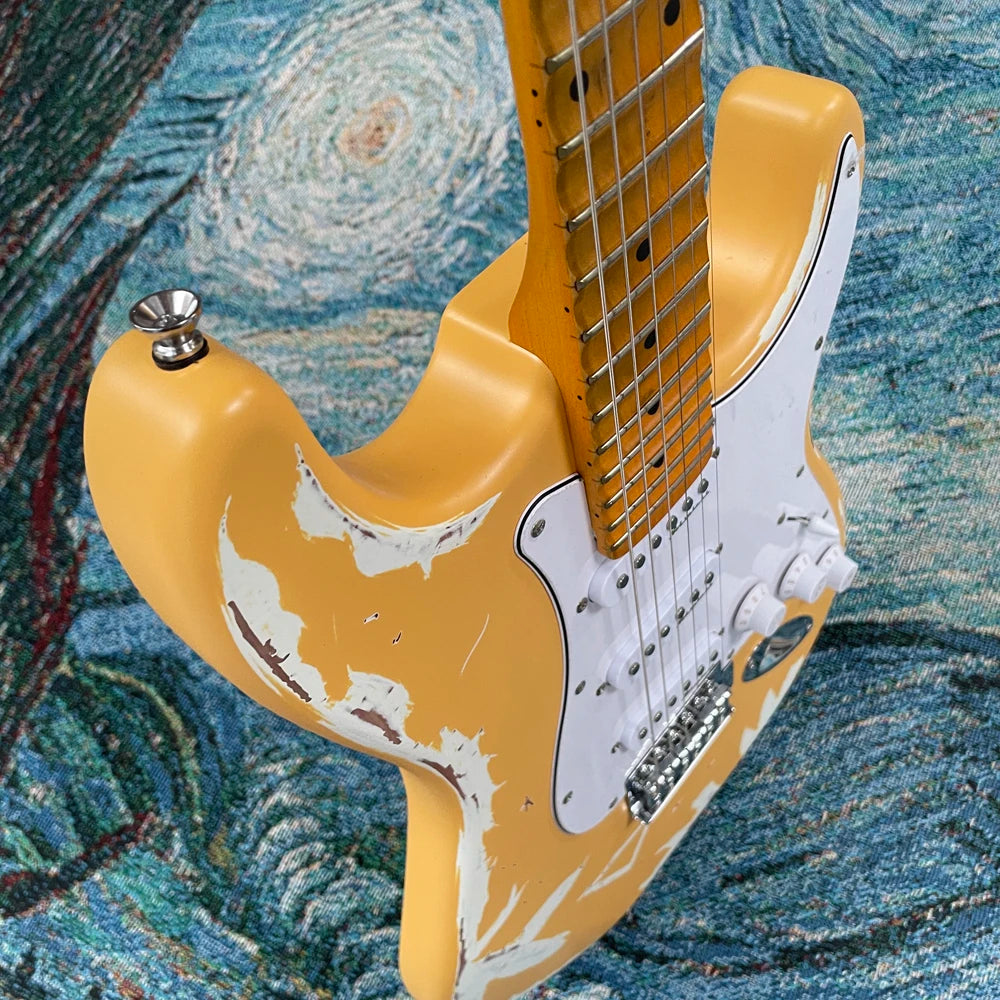 Guitarra eléctrica amarilla envejecida, hardware de alta calidad, mástil cómodo, tono equilibrado, buen sustain
