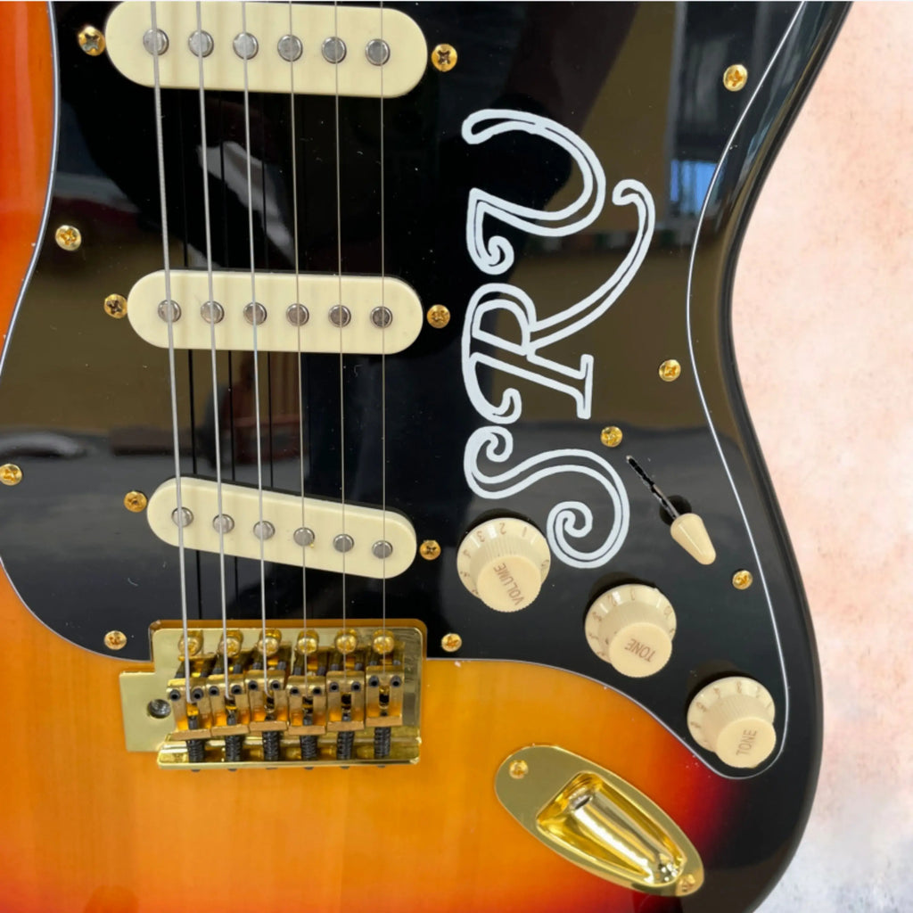 Guitarra eléctrica con acabado degradado que imita el atardecer y herrajes dorados, protector de cuerdas retro de color negro, guitarras con pastillas SSS, ideal para los amantes del rock.