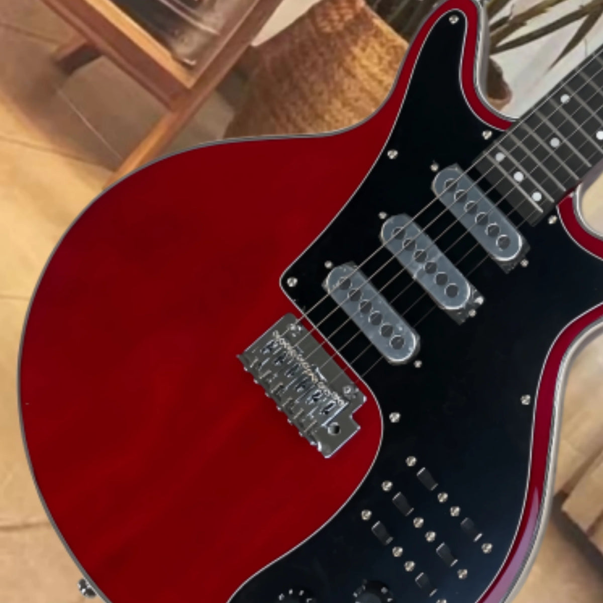Guitarra eléctrica roja de 6 cuerdas con protector negro, pastillas SSS, guitarra de tono brillante y claro, guitarra eléctrica elegante y distintiva
