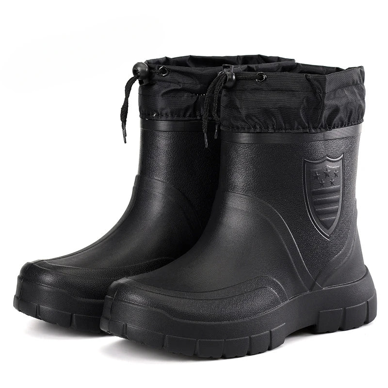 Botas de lluvia versátiles para hombre, zapatos ligeros impermeables para exteriores, botas cortas de terciopelo a la moda, zapatos de agua cómodos e informales para hombre 2024