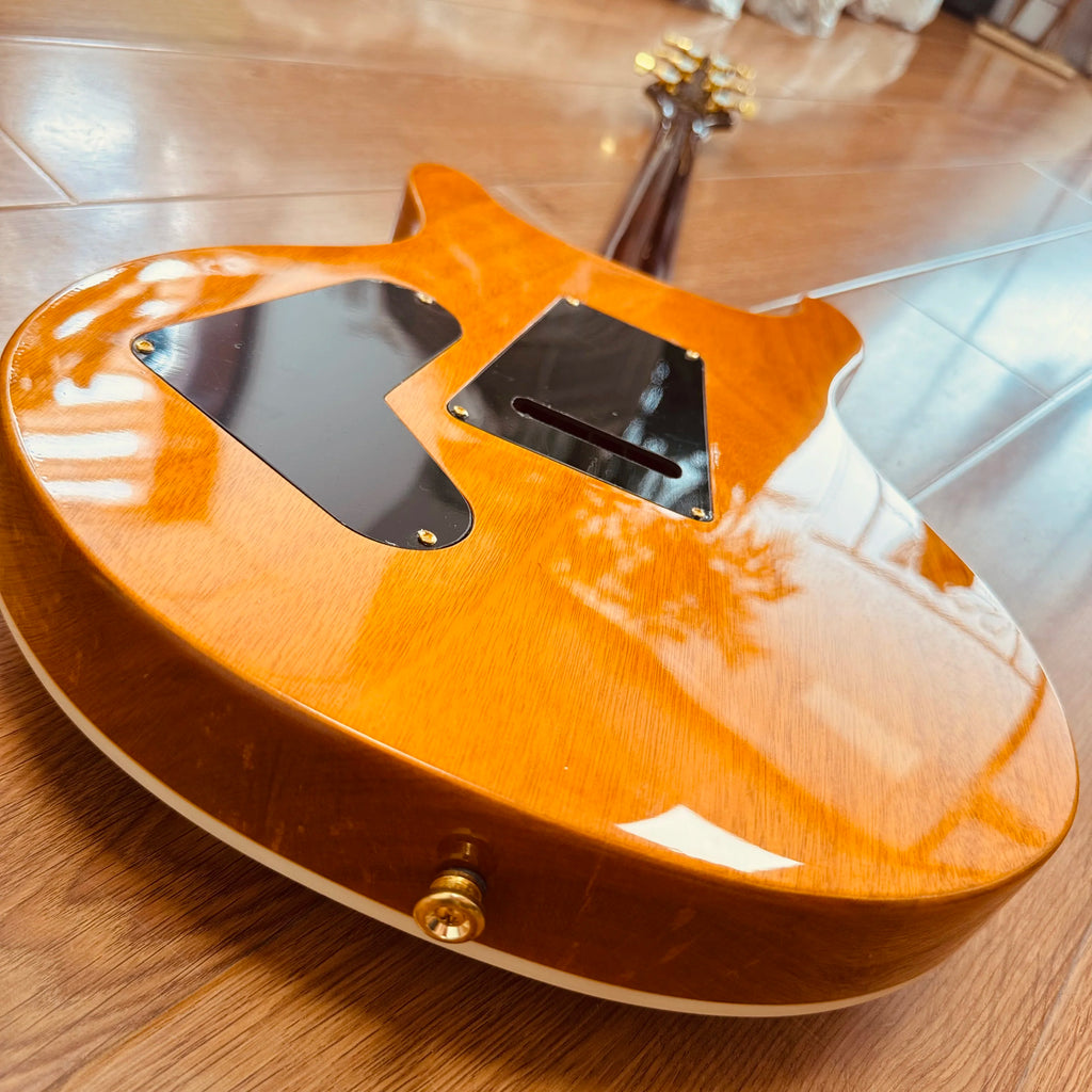 Guitarra eléctrica de media cavidad con diseño de orificio en forma de F. La madera se seca y se somete a un tratamiento especial. Chapa de arce. Envío gratuito.