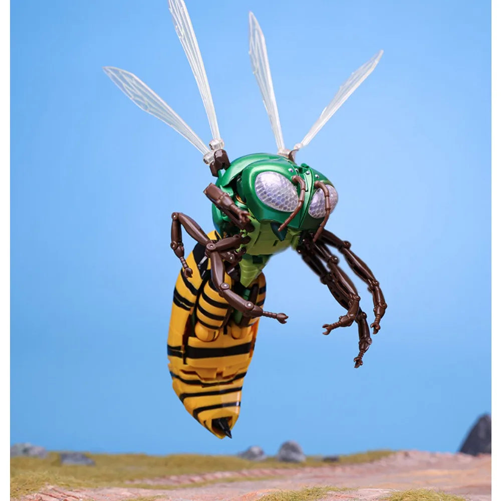 Figura robot verde con rayas amarillas y alas transparentes; vista lateral