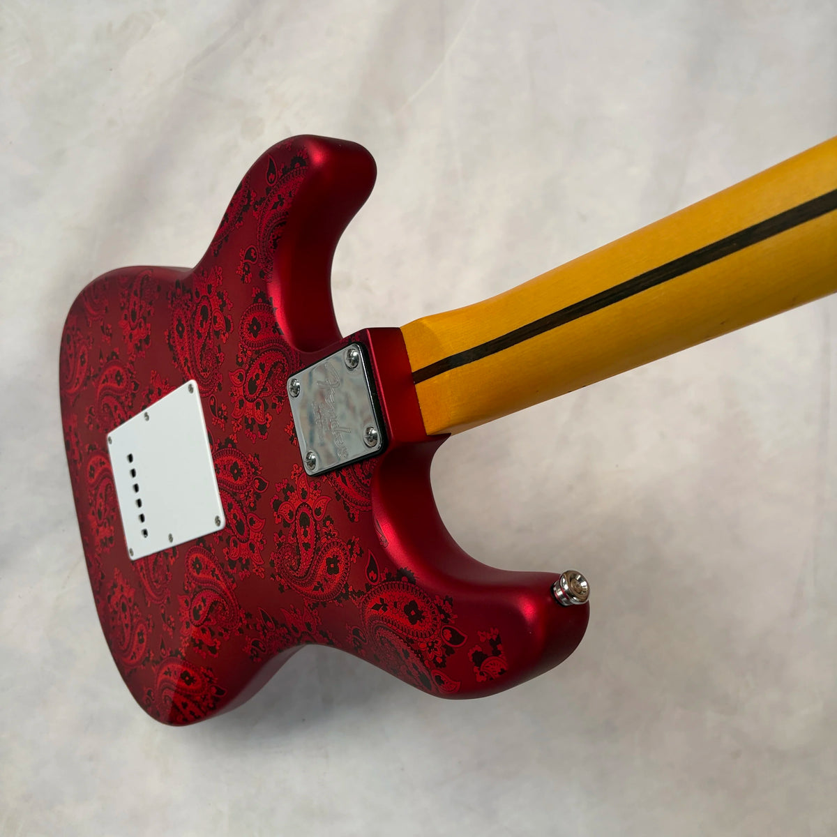 Guitarra eléctrica vintage roja con diseño paisley, forma ST, estampado floral hidrográfico, 3 single-coils, 22 trastes, incrustaciones de puntos, puente tremolo