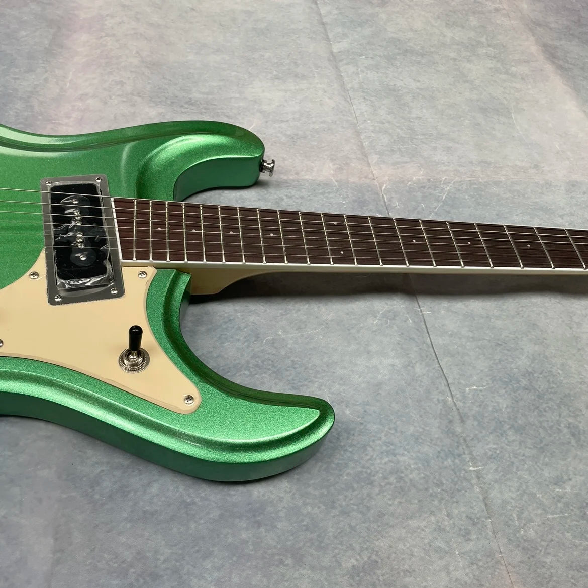 Guitarra eléctrica verde metálica, diapasón de palisandro, caoba, herrajes blancos, guitarra eléctrica, guitarra