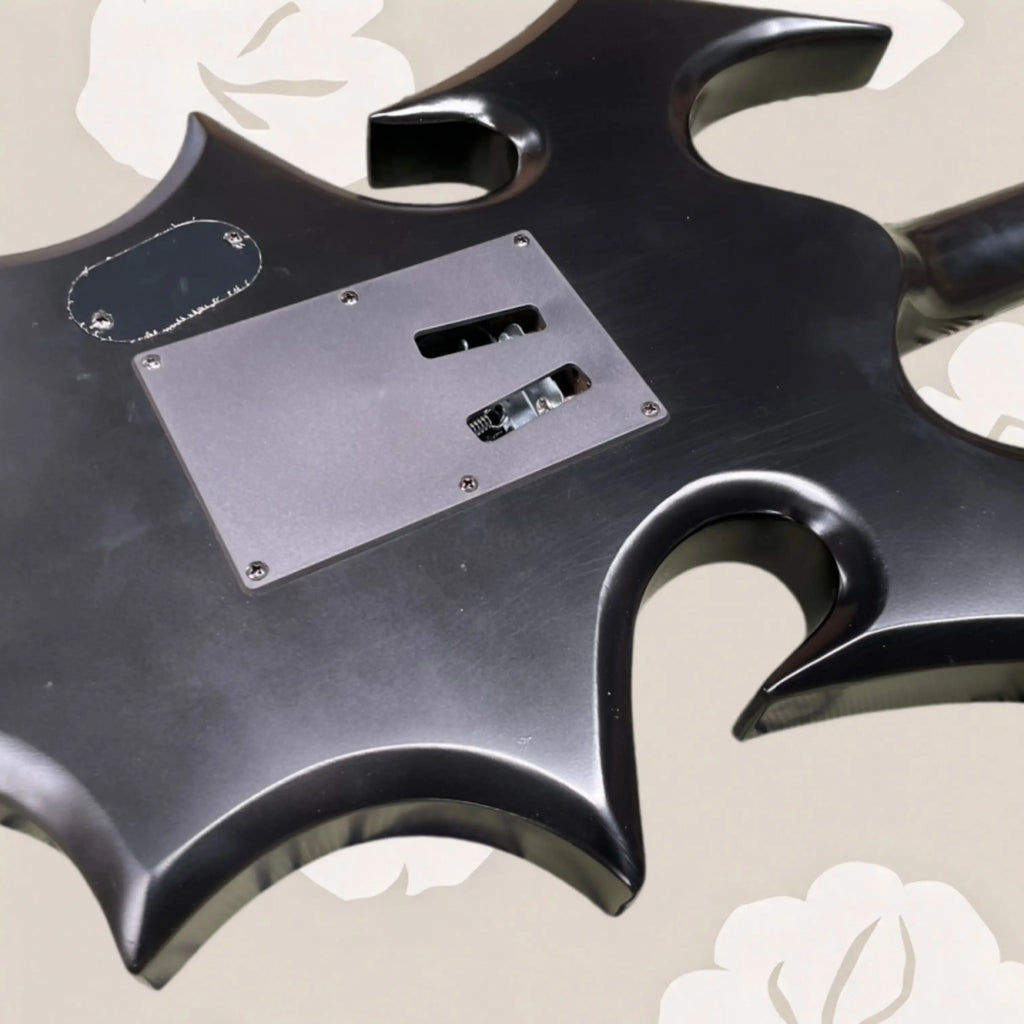Guitarra eléctrica de color negro mate, 27 trastes, diseño angular con contornos artísticos, instrumento para tocar en un estilo de guitarra de gran impacto y para coleccionar.