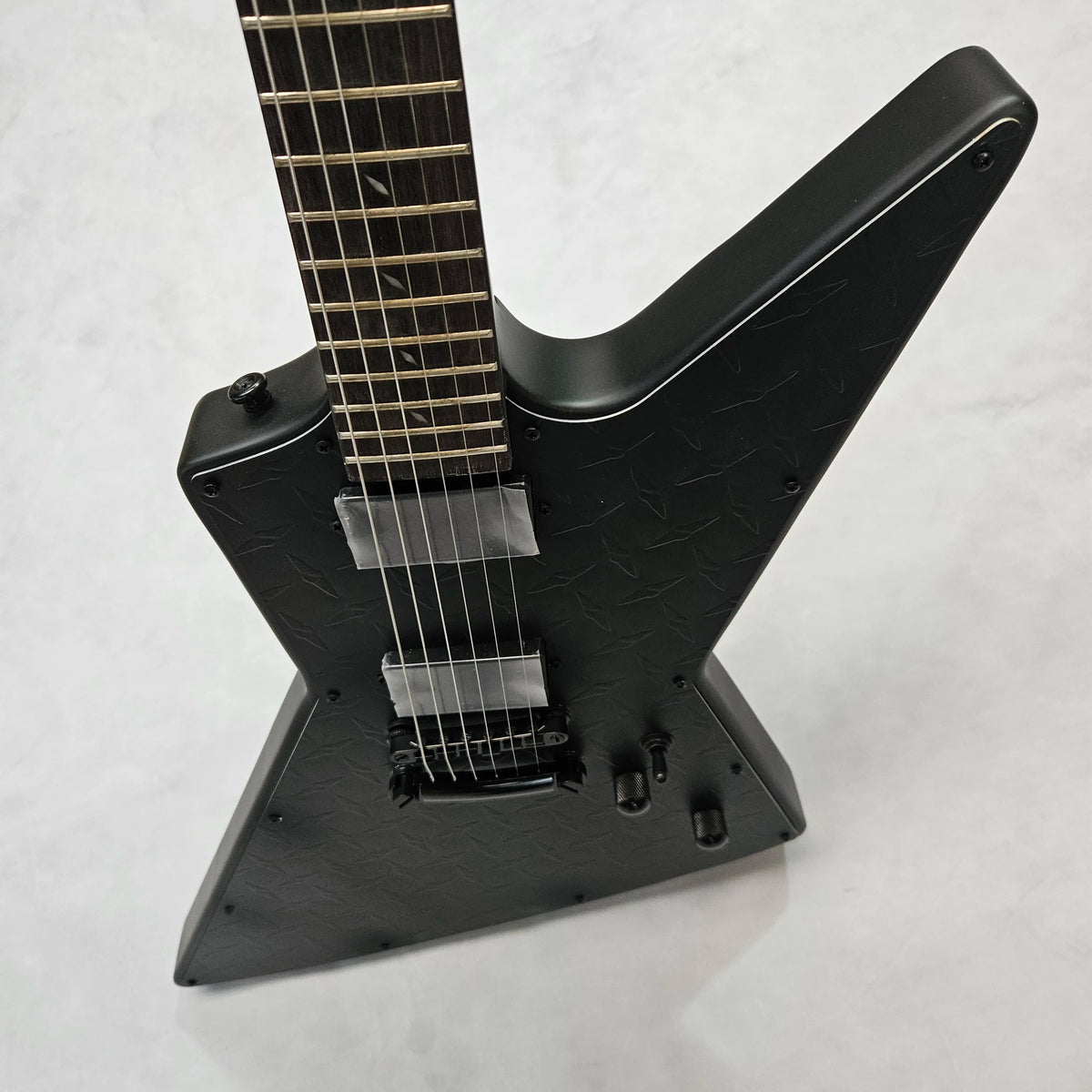 Guitarra eléctrica Black Diamond Plate V, con pastillas pasivas, 22 trastes, puente fijo, estilo thrash metal, un regalo ideal para guitarristas.