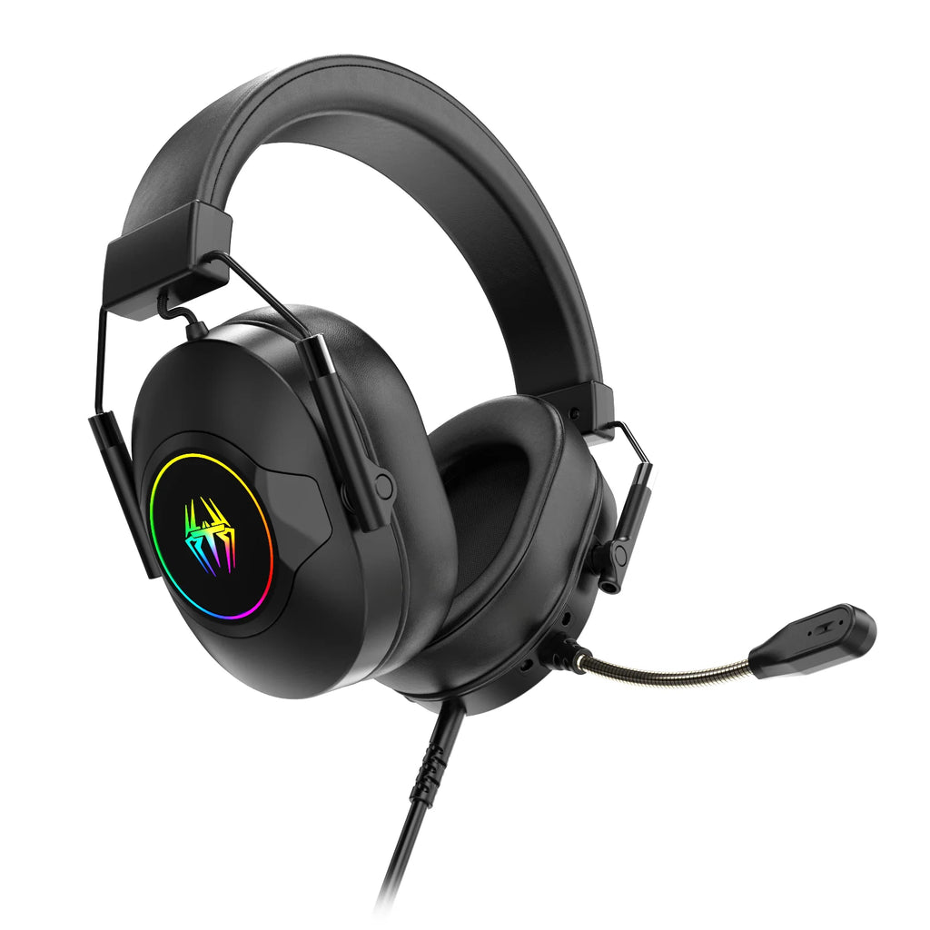 Auriculares gaming con cable negros, aro RGB multicolor en las copas y micrófono.