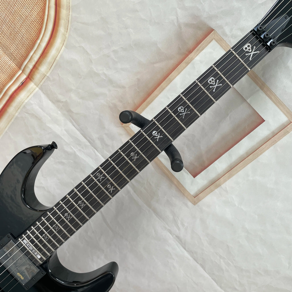 Guitarra eléctrica negra de 6 cuerdas con cuerpo de caoba, sistema de trémolo, herrajes negros, guitarra eléctrica metálica para speed-picking.