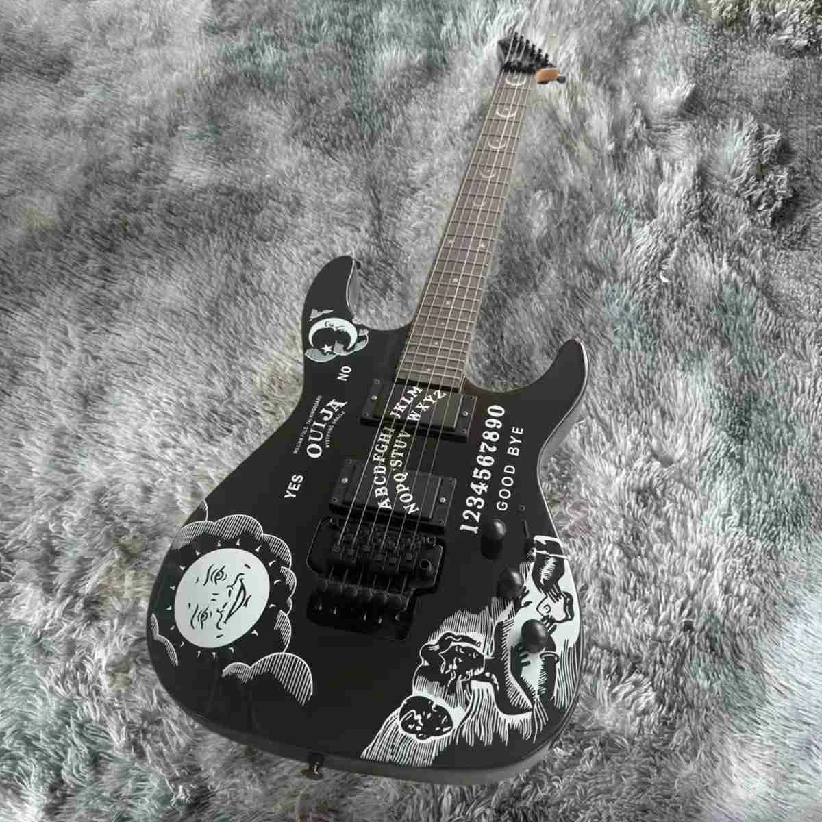 Guitarra Eléctrica Personalizada con Acabado en Madera Negra, Pastillas HH, Puente Tremolo, Herrajes Negros