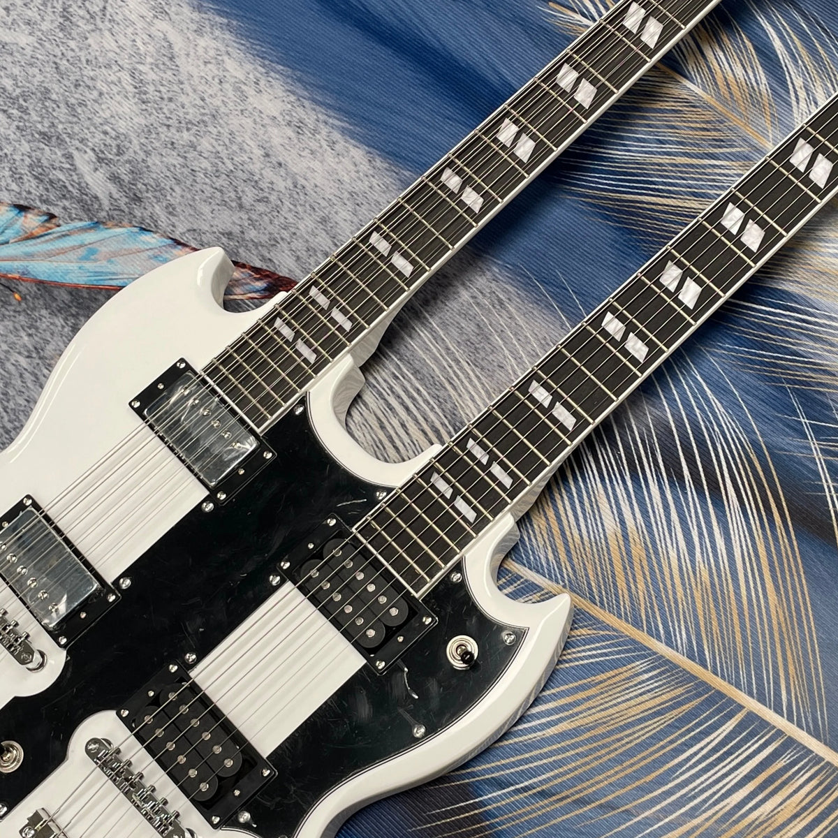 Guitarra eléctrica de doble mástil de 12+6 cuerdas, color blanco puro, con protector negro y pastillas humbucker, elegante guitarra eléctrica de alta gama