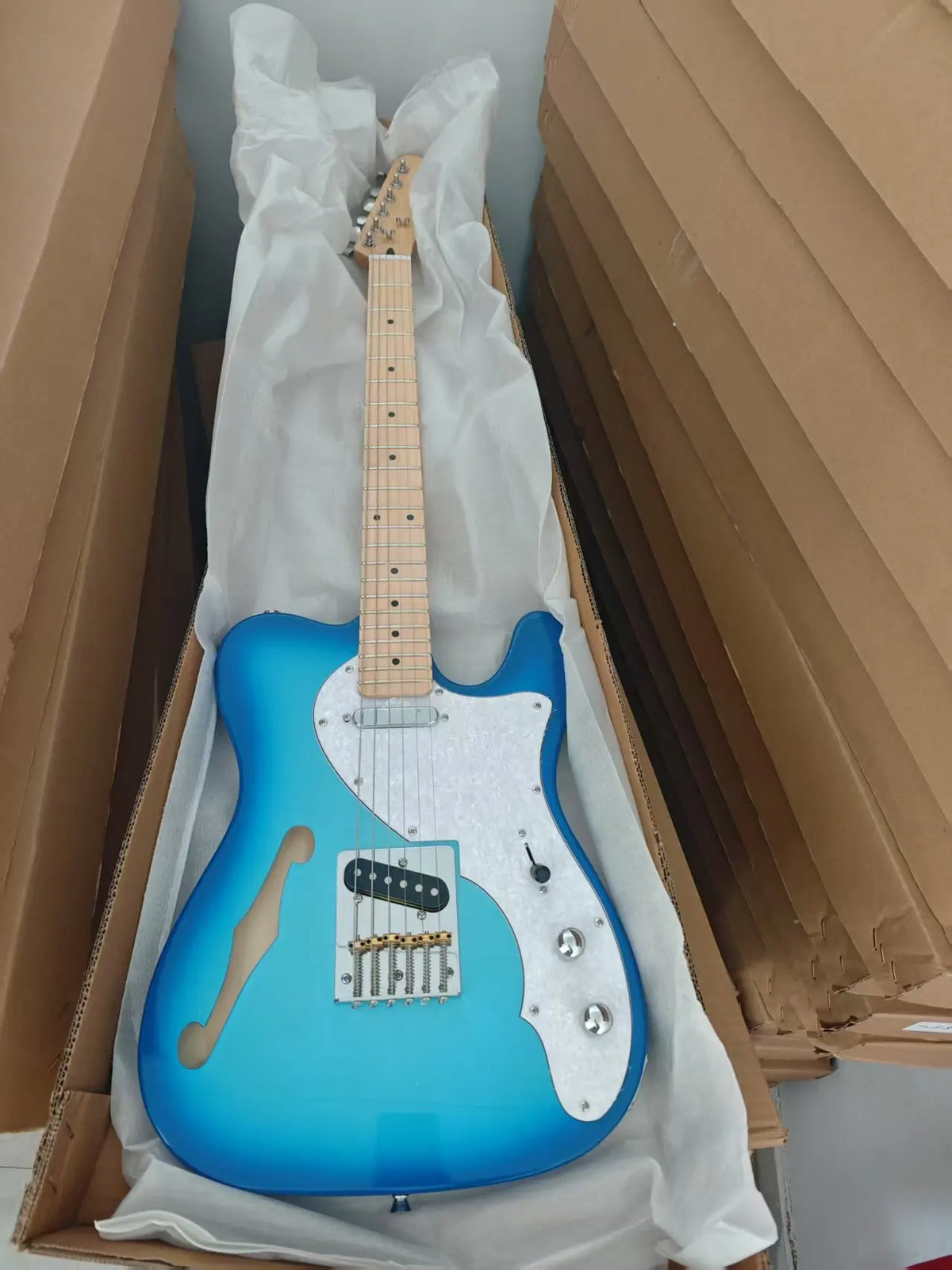 Guitarra eléctrica hueca de 6 cuerdas con pastillas pasivas SS 1V1T3W, 20 trastes, cuerpo de caoba y mástil de arce