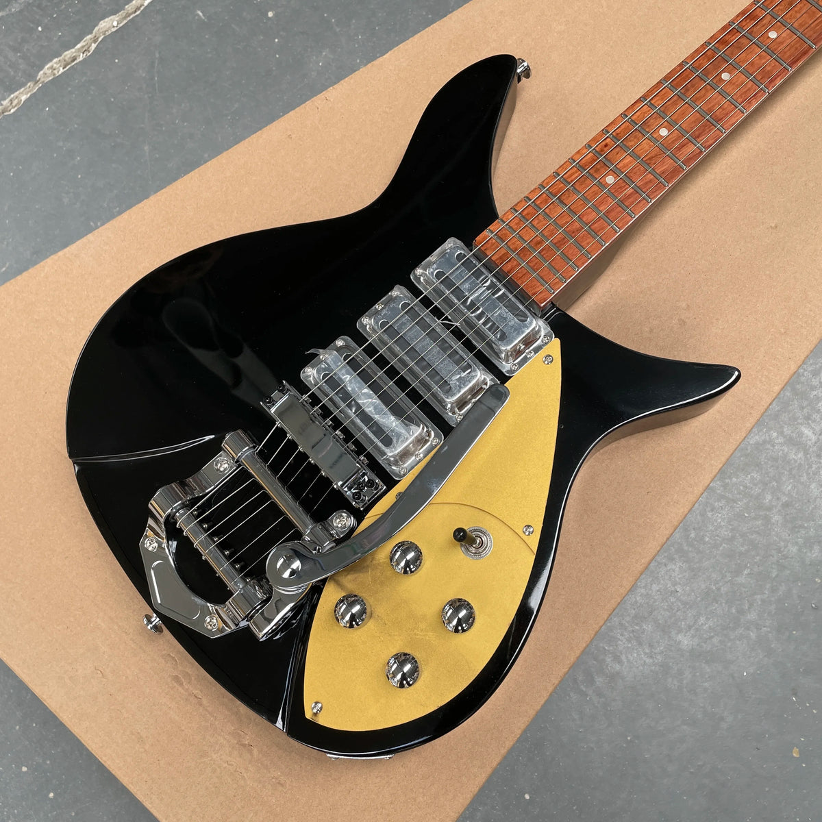 Guitarra eléctrica con sistema de vibrato Bigsby, acabado negro brillante, guitarra de tres pastillas, afinación estable para guitarristas avanzados