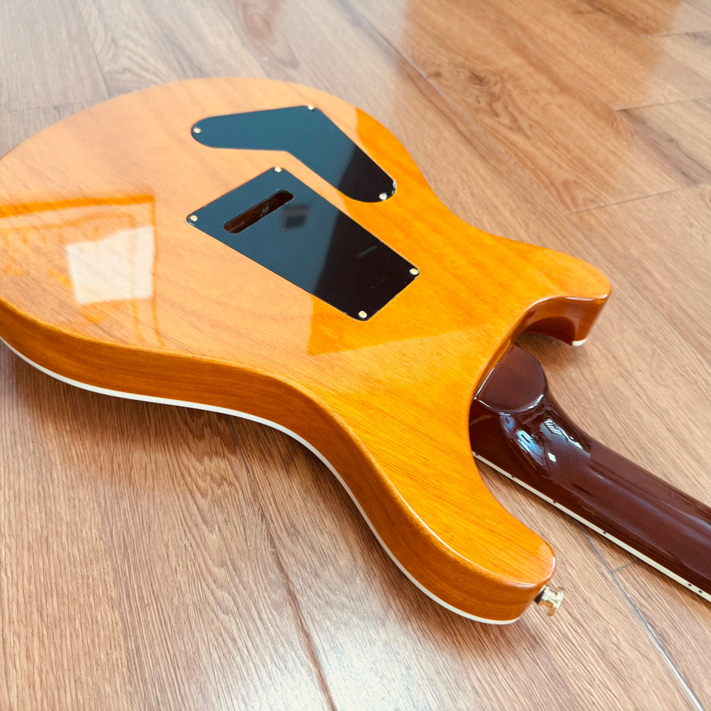 Guitarra eléctrica de media cavidad con diseño de orificio en forma de F. La madera se seca y se somete a un tratamiento especial. Chapa de arce. Envío gratuito.