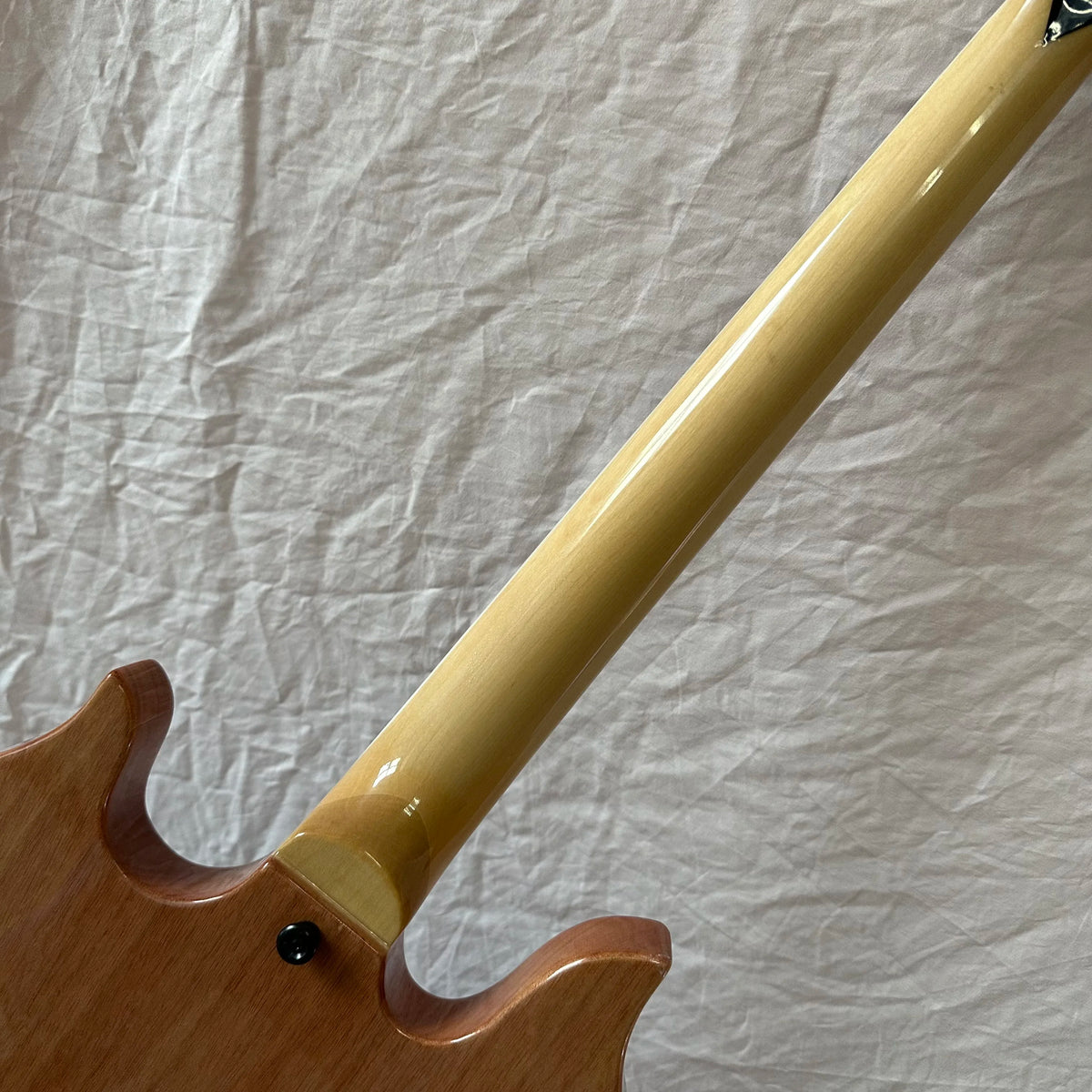 Guitarra eléctrica estilo Warlock, con diseño de remolino azul y negro, borde natural, 6 cuerdas, cuerpo sólido, guitarra de metal pesado.