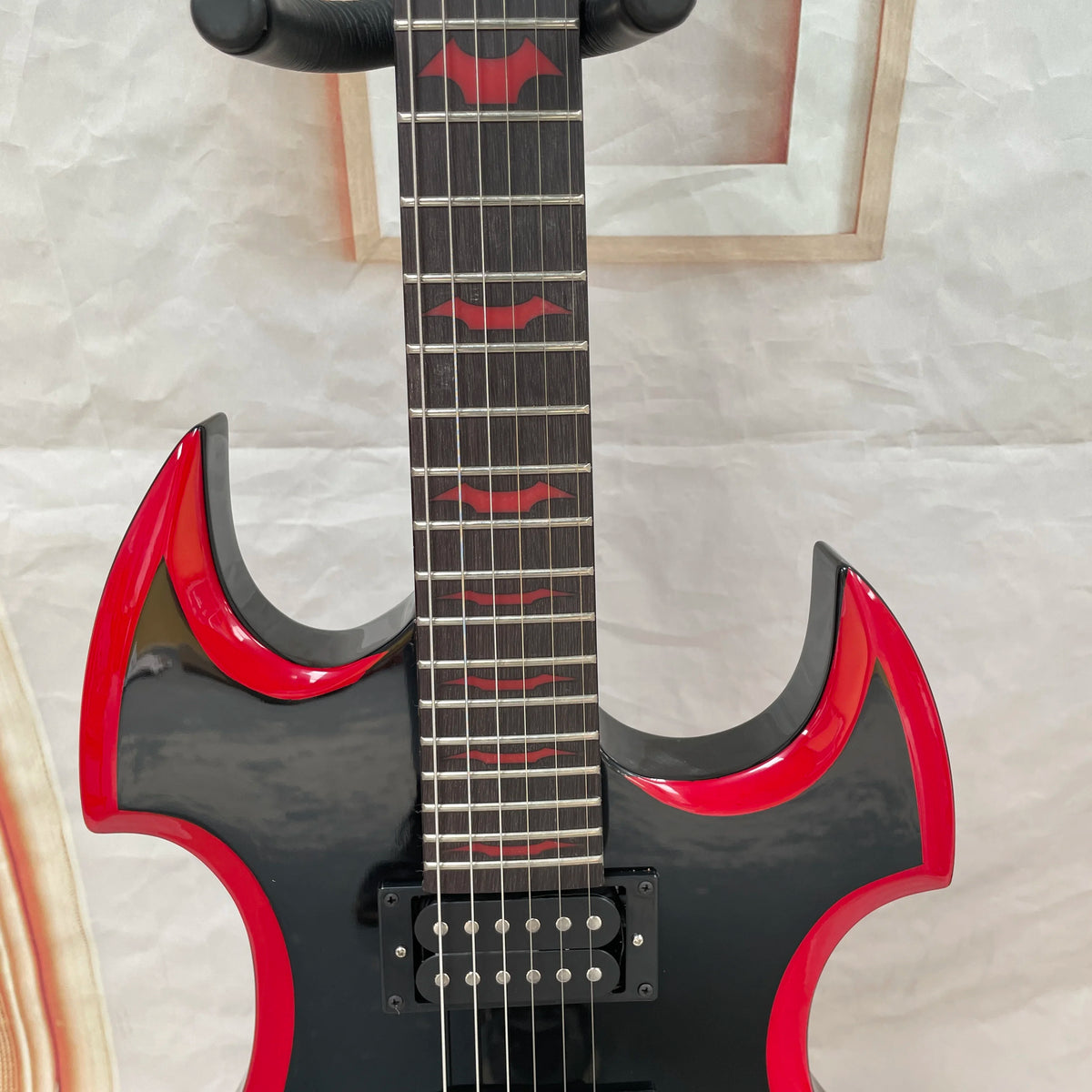 Nueva guitarra eléctrica de 6 cuerdas, cuerpo negro y borde rojo, guitarra con pastillas HH, diapasón de palisandro, elegante guitarra para presentaciones en escenario