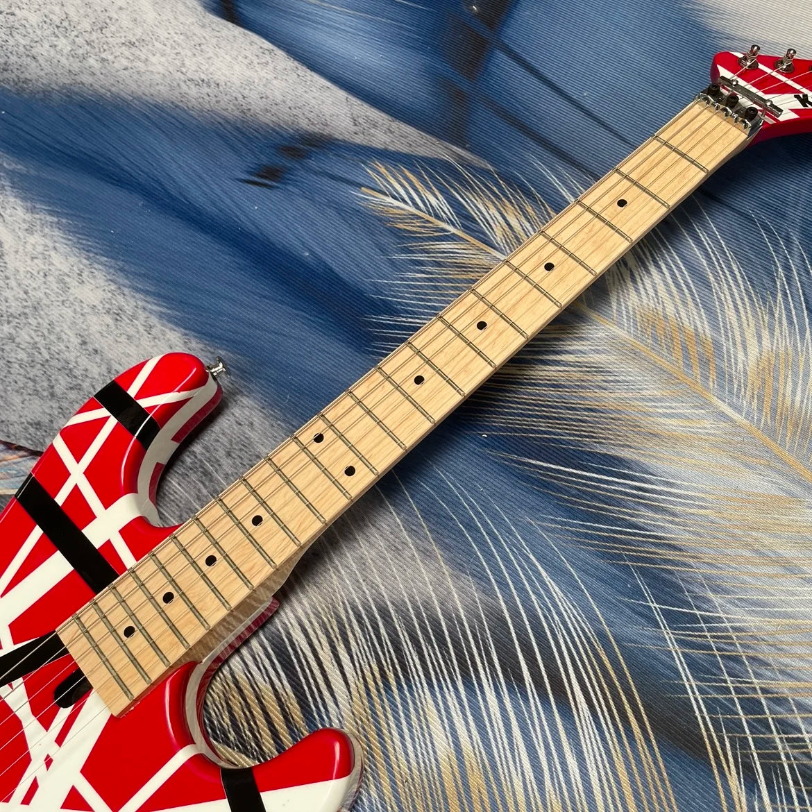 Guitarra eléctrica clásica a rayas, sistema de trémolo de doble bloqueo, guitarra con diapasón de arce, guitarra de alto rendimiento coleccionable