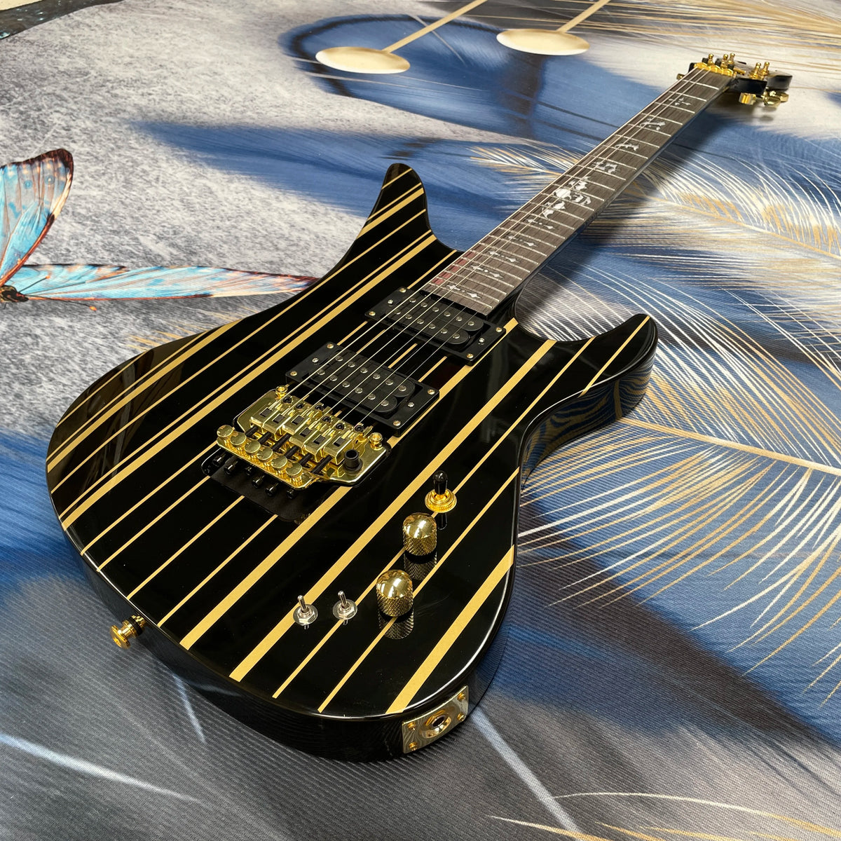 Guitarra eléctrica de 6 cuerdas con rayas negras y doradas, cuerpo de caoba con sonido rico, guitarra de heavy metal con doble bloqueo.