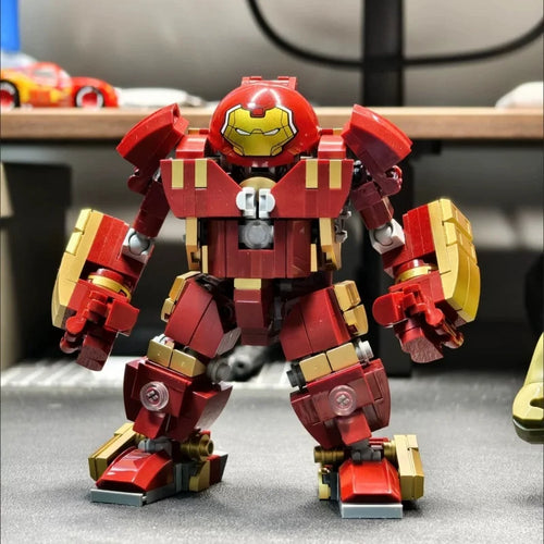 Figura de robot mecha rojo con casco verde y armadura dorada, vista frontal