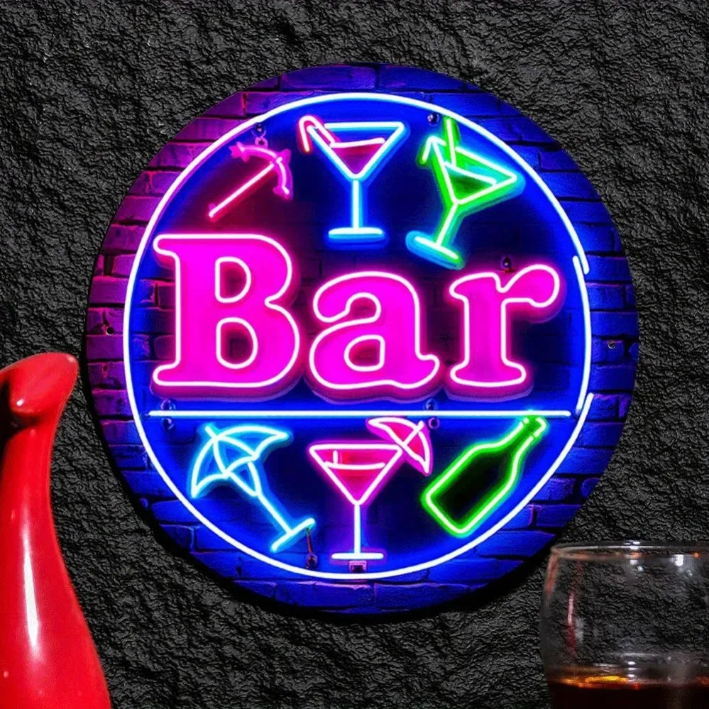 Cartel redondo de neón con “Bar” y cócteles, luces rosa, azul y verde