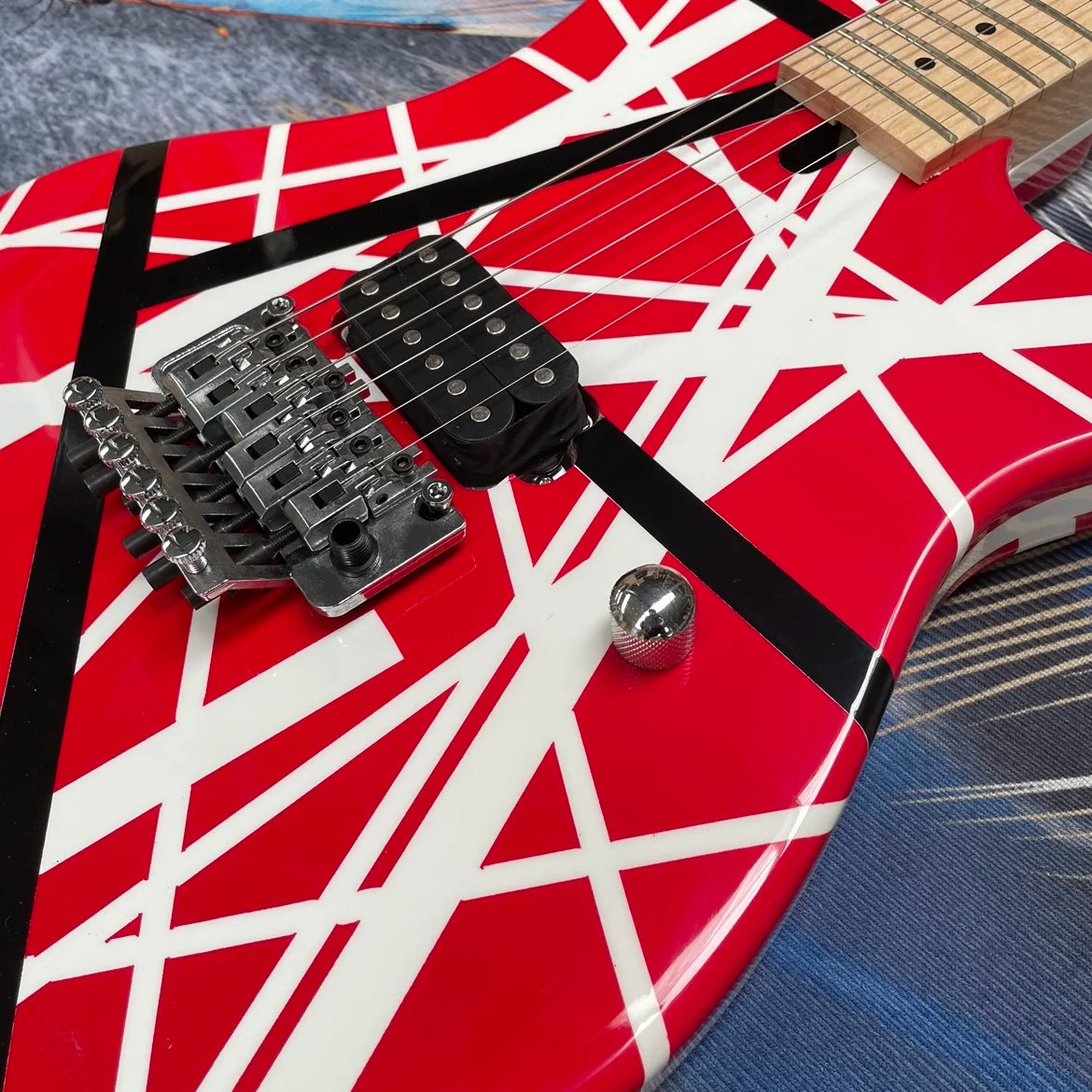 Guitarra eléctrica clásica a rayas, sistema de trémolo de doble bloqueo, guitarra con diapasón de arce, guitarra de alto rendimiento coleccionable