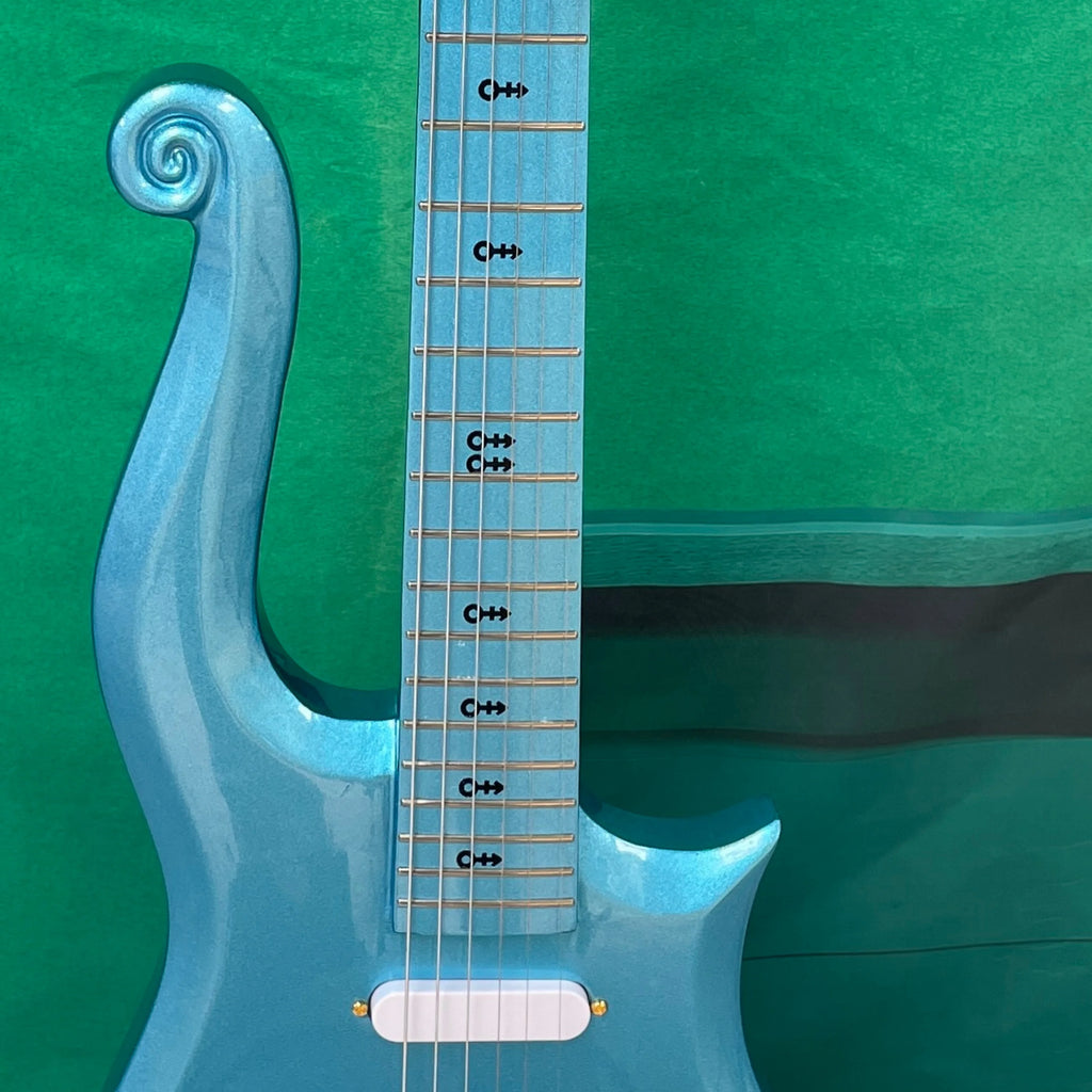 Guitarra eléctrica de 6 cuerdas, un cuerpo único en forma de nube asimétrica y herrajes dorados, una guitarra inusual y distintiva.