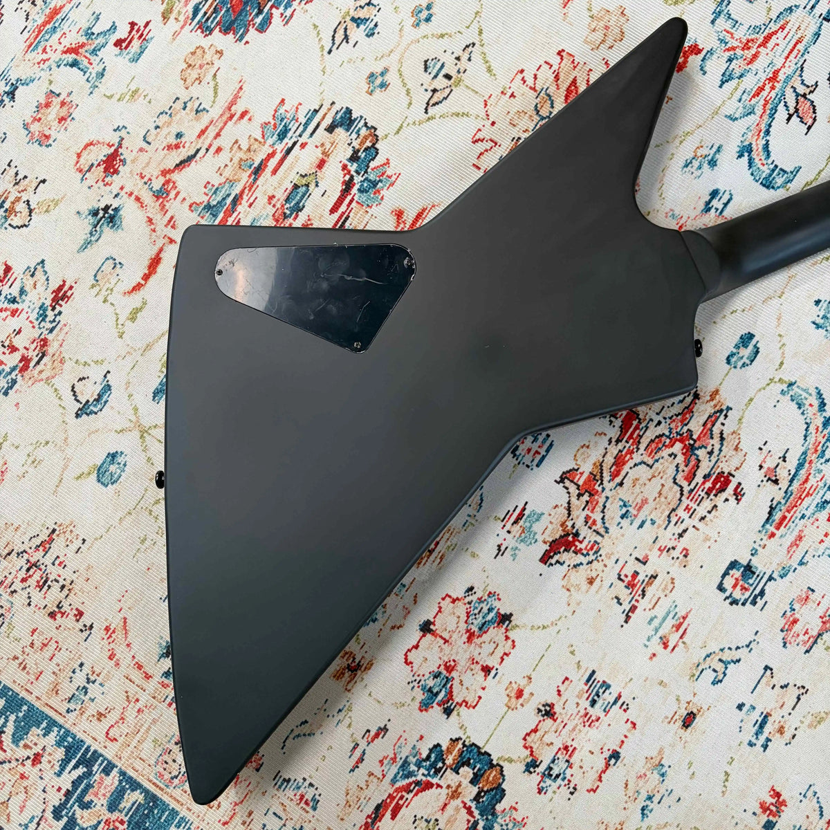 Guitarra eléctrica Black Diamond Plate V, con pastillas pasivas, 22 trastes, puente fijo, estilo thrash metal, un regalo ideal para guitarristas.