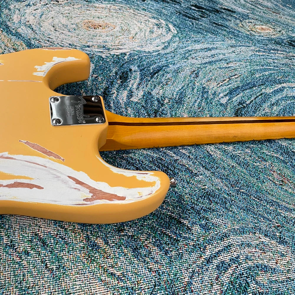 Guitarra eléctrica amarilla envejecida, hardware de alta calidad, mástil cómodo, tono equilibrado, buen sustain