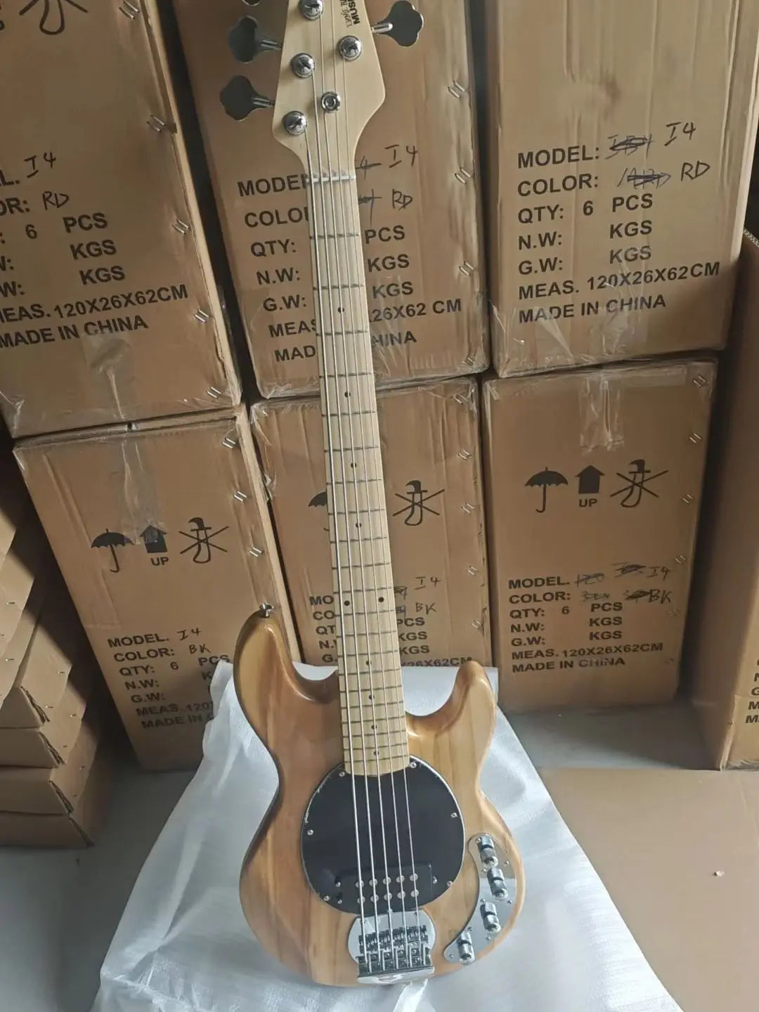 Bajo eléctrico de 5 cuerdas con pastillas humbucker activas, 24 trastes, 2v2t, cuerpo de caoba, mástil de arce.