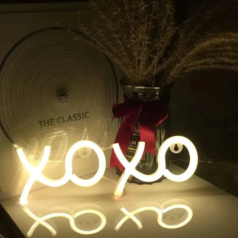 Letrero LED XOXO con luz amarilla cálida, letras con corazones