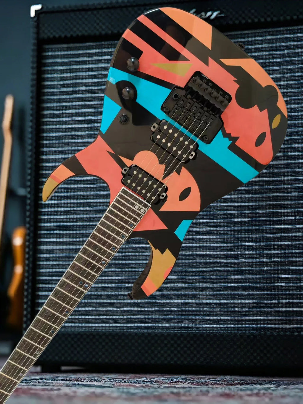 Guitarra Eléctrica JPM Rosa de Alta Calidad con 24 Trastes, Puente Tremolo FR Multicolor, Tuerca de Bloqueo, Herrajes Negros y Mástil de Arce