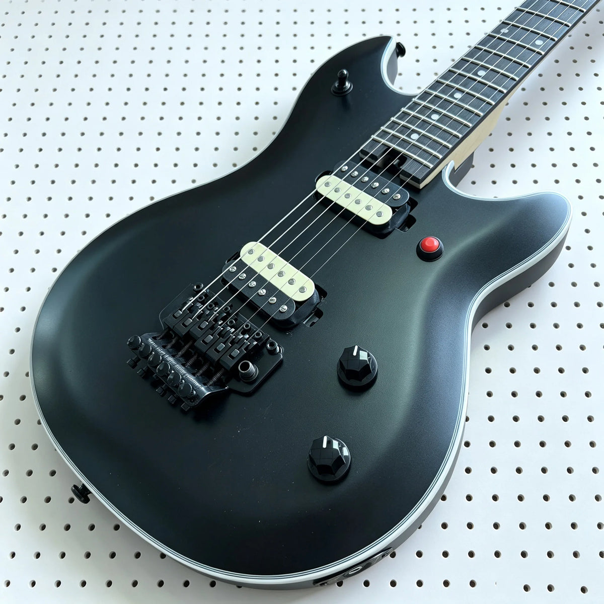 Guitarra eléctrica: acabado mate y negro escarchado, 22 cuerdas, doble sistema de pastillas, doble sistema de trémolo. Envío gratuito.