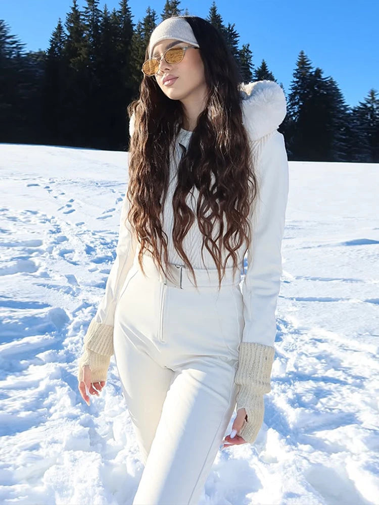 Mono de esquí blanco para mujer con capucha de piel sintética, abrigo acolchado impermeable ajustado con cinturón a la moda, traje deportivo de invierno para mujer 2025