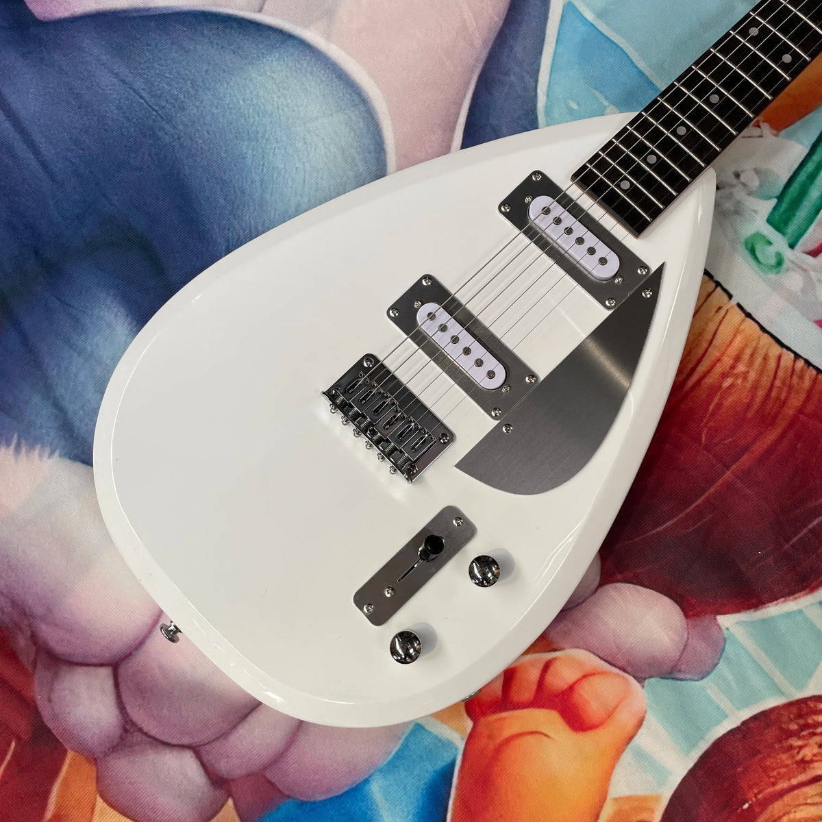 Guitarra Eléctrica Blanca de 6 Cuerdas con Golpeador Metálico, Herrajes Blancos, Diapasón de Palisandro, Cuerpo de Caoba
