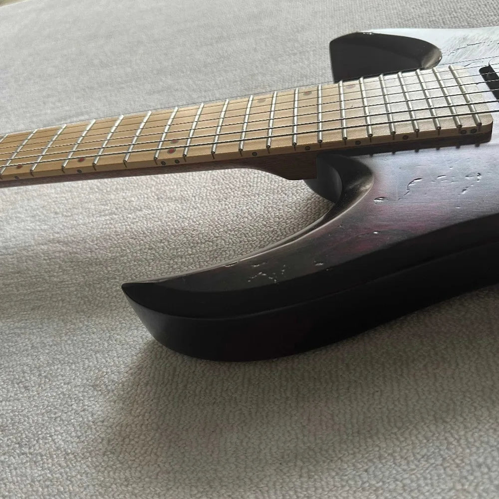 Guitarra eléctrica de 7 cuerdas con trastes en forma de abanico, de 648 mm a 670 mm, tapa de arce con vetas de color púrpura oscuro, incrustaciones de puntos rojos y puntos fluorescentes en los laterales del mástil.