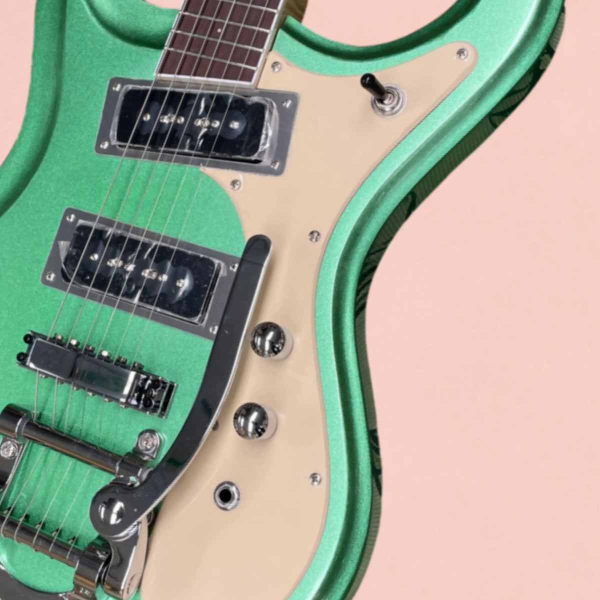 Guitarra eléctrica de 6 cuerdas, de color verde metálico, con herrajes plateados y placa protectora de color beige. Ideal para principiantes.