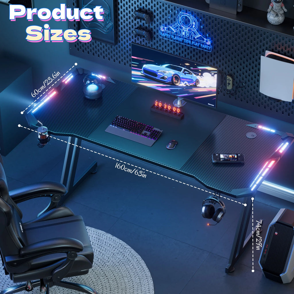 Escritorio gaming negro con panel perforado, teclado y luces LED; diseño en forma de Z