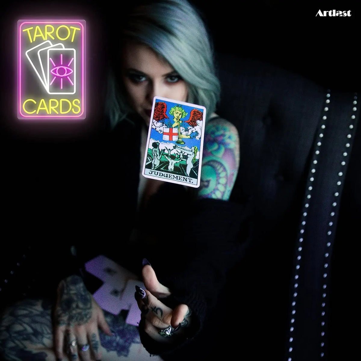 Letrero de neón USB con tarjetas del tarot, marco rosa y letras amarillas con símbolo blanco