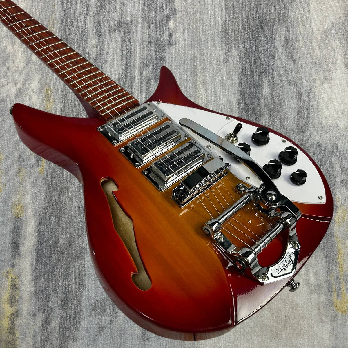 Guitarras Ric Modelo 325 Semihuecas Cerezo Versión 527mm Longitud de Escala Orificios en F Venta 2026